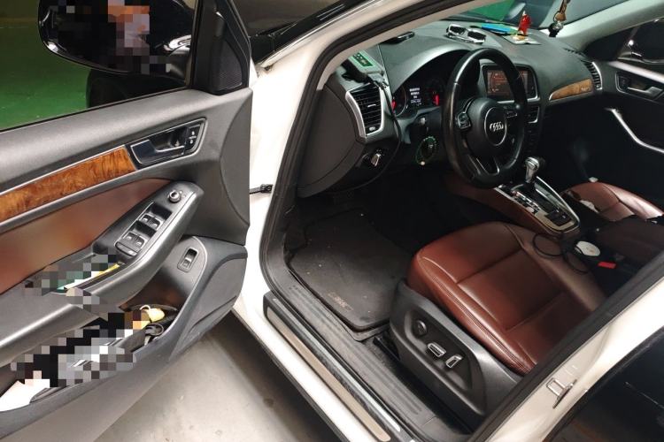 Used Audi Q5 2013 40 TFSI Ambition Driver Seat