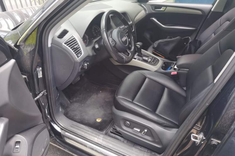 Used Audi Q5 2013 40 TFSI Ambition Driver Seat