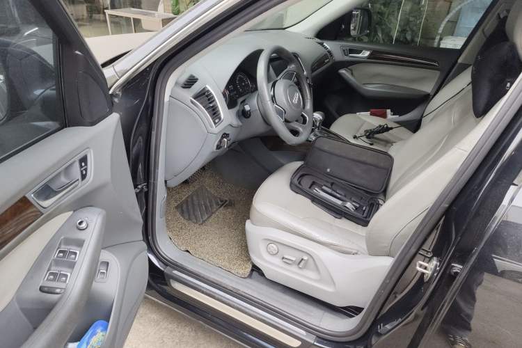 Used Audi Q5 2013 40 TFSI Ambition Driver Seat