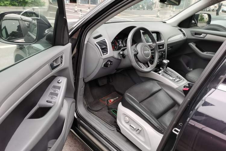 Used Audi Q5 2013 40 TFSI Ambition Driver Seat