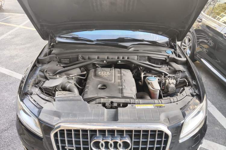 Used Audi Q5 2013 40 TFSI Technology Edition Engine Bay