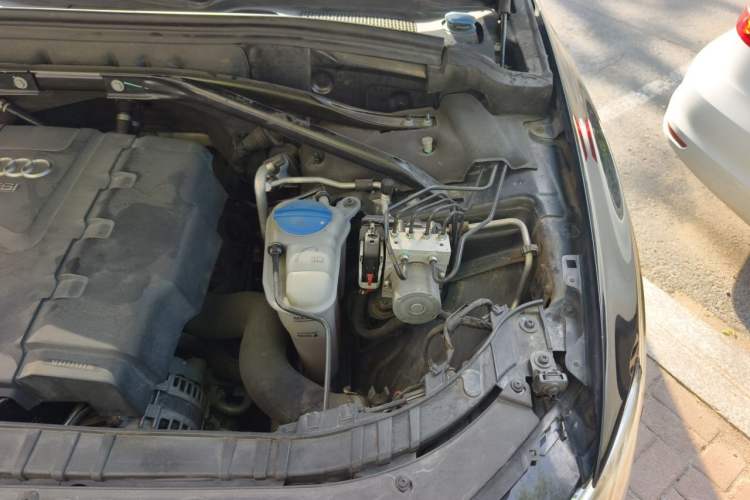 Used Audi Q5 2013 40 TFSI Comfort Edition Engine Bay Left