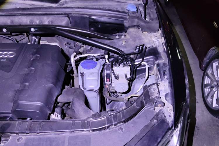 Used Audi Q5 2013 40 TFSI Ambition Engine Bay Left