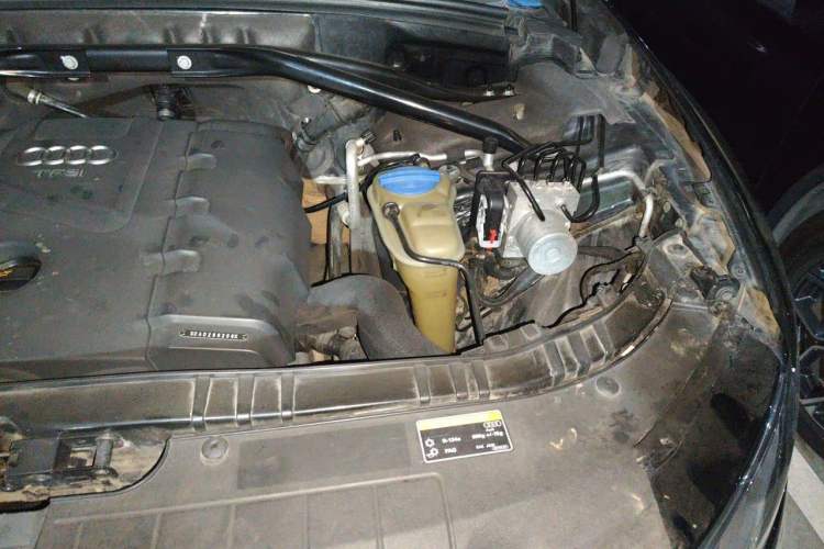 Used Audi Q5 2013 40 TFSI Ambition Engine Bay Left