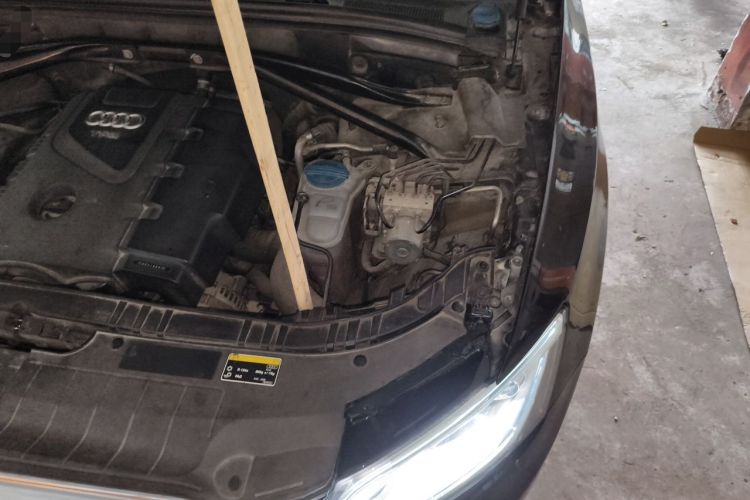 Used Audi Q5 2013 40 TFSI Technology Edition Engine Bay Left
