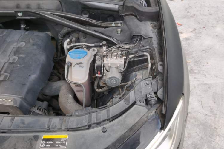 Used Audi Q5 2013 40 TFSI Technology Edition Engine Bay Left