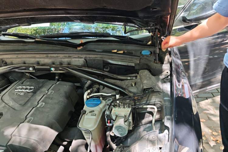 Used Audi Q5 2013 40 TFSI Ambition Engine Bay Left