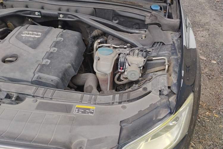 Used Audi Q5 2013 40 TFSI Technology Edition Engine Bay Left