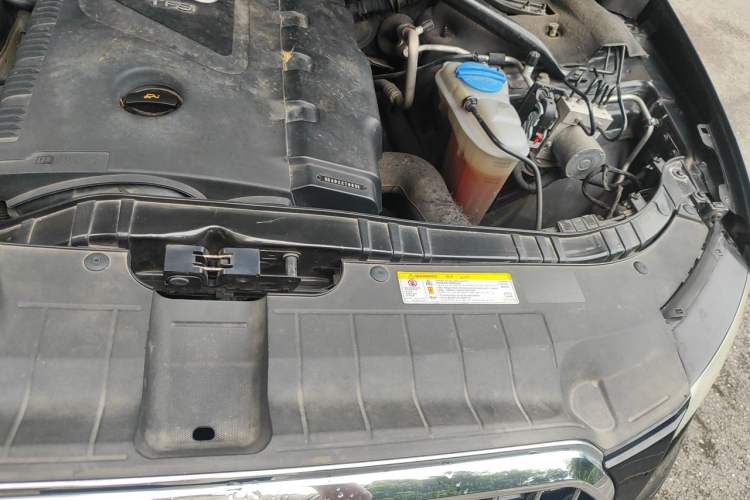 Used Audi Q5 2013 40 TFSI Technology Edition Engine Bay Left