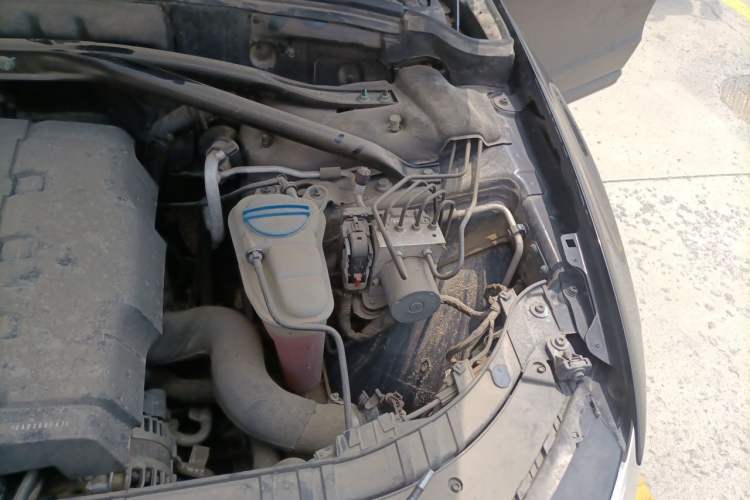 Used Audi Q5 2013 40 TFSI Comfort Edition Engine Bay Left