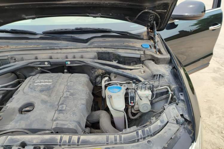 Used Audi Q5 2013 40 TFSI Ambition Engine Bay Left