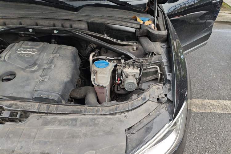 Used Audi Q5 2013 40 TFSI Technology Edition Engine Bay Left