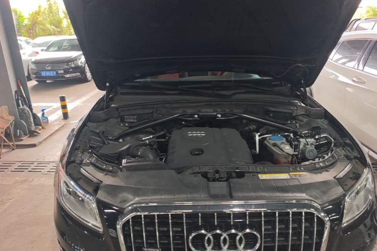 Used Audi Q5 2013 40 TFSI Ambition Engine Bay Right