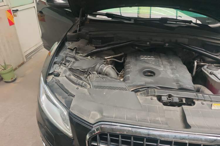 Used Audi Q5 2013 40 TFSI Comfort Edition Engine Bay Right