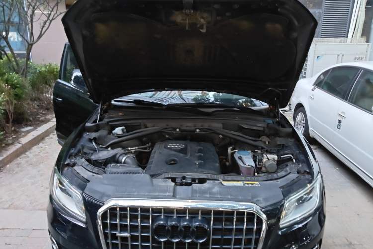 Used Audi Q5 2013 40 TFSI Technology Edition Engine Bay