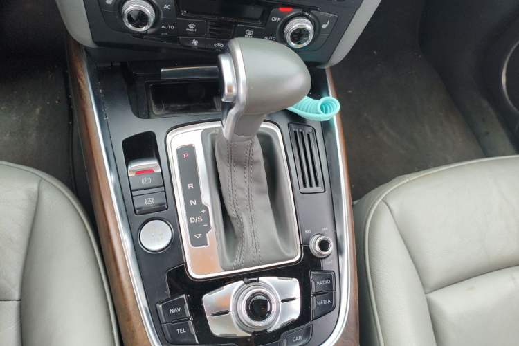 Used Audi Q5 2013 40 TFSI Comfort Edition Gear Lever