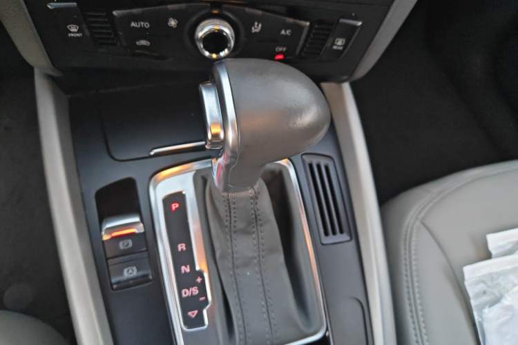 Used Audi Q5 2013 40 TFSI Ambition Gear Lever