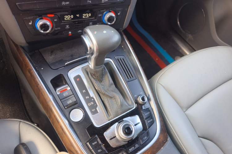 Used Audi Q5 2013 40 TFSI Comfort Edition Gear Lever