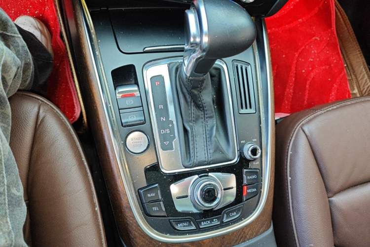 Used Audi Q5 2013 40 TFSI Comfort Edition Gear Lever