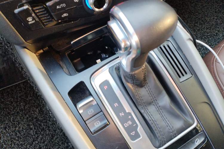 Used Audi Q5 2013 40 TFSI Ambition Gear Lever