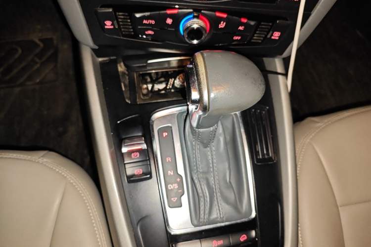 Used Audi Q5 2013 40 TFSI Ambition Gear Lever