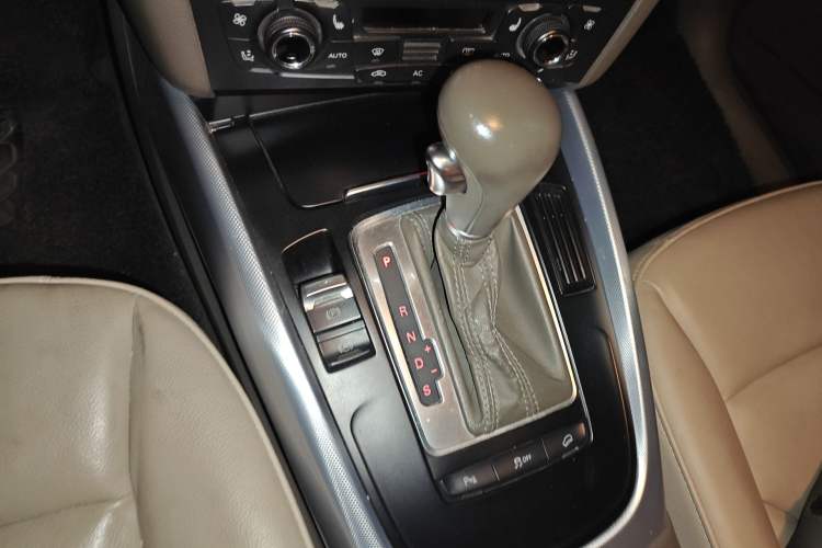 Used Audi Q5 2013 40 TFSI Technology Edition Gear Lever