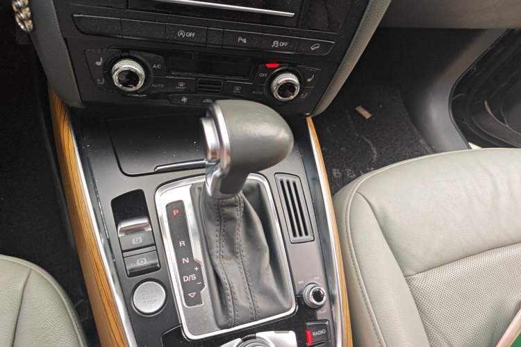 Used Audi Q5 2013 40 TFSI Luxury Model Gear Lever