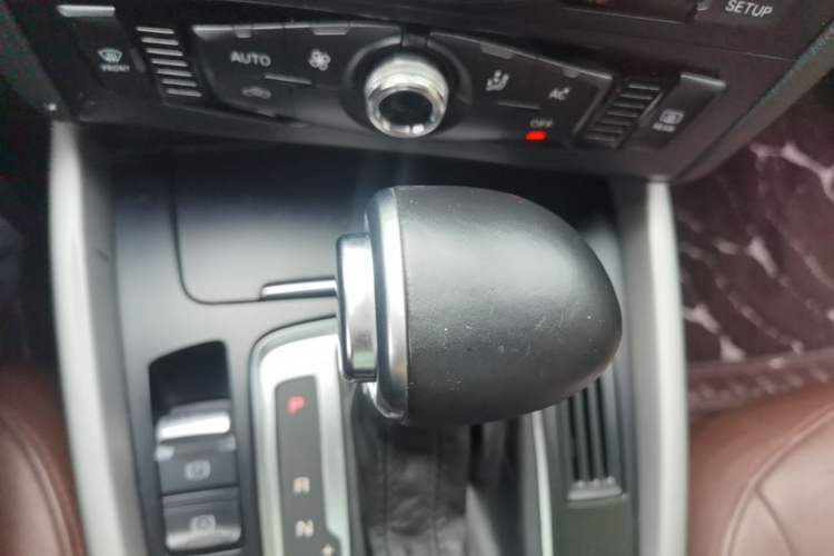 Used Audi Q5 2013 40 TFSI Ambition Gear Lever