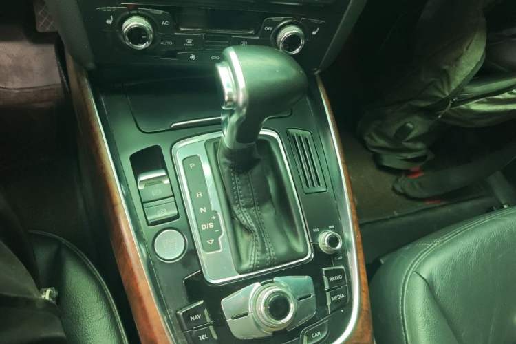 Used Audi Q5 2013 40 TFSI Comfort Edition Gear Lever