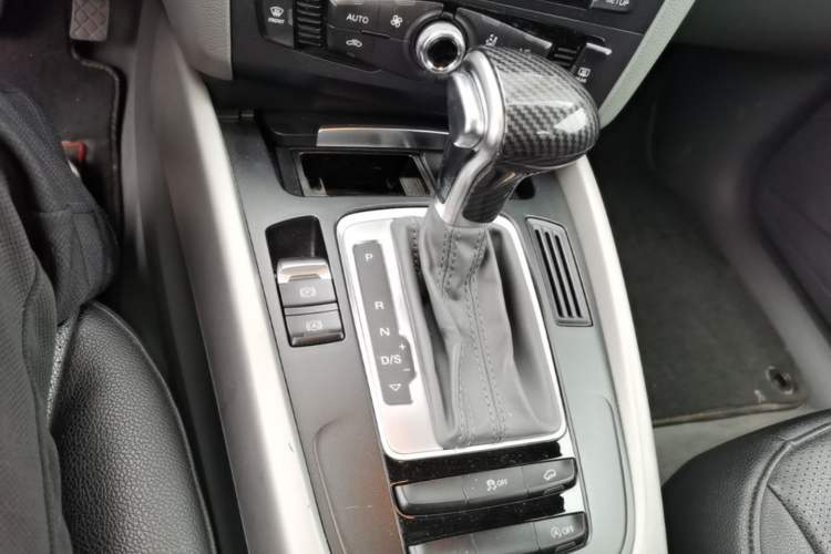 Used Audi Q5 2013 40 TFSI Ambition Gear Lever