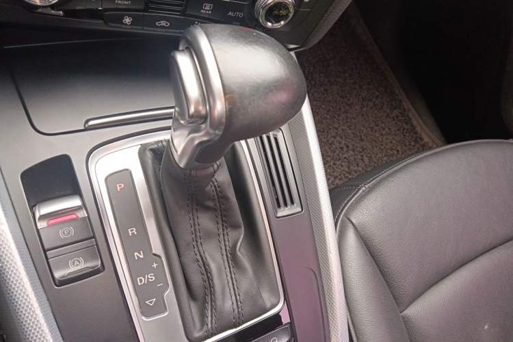 Used Audi Q5 2013 40 TFSI Technology Edition Gear Lever