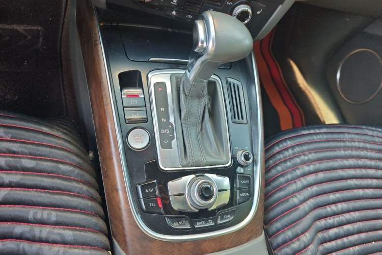 Used Audi Q5 2013 40 TFSI Comfort Edition Gear Lever
