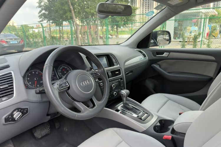 Used Audi Q5 2013 40 TFSI Ambition Interior 1