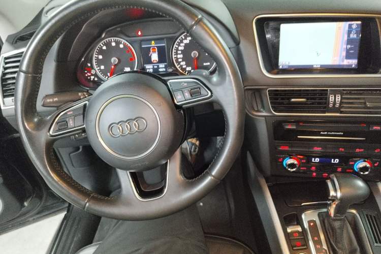 Used Audi Q5 2013 45 TFSI quattro Sport Edition Interior 2