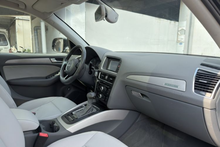 Used Audi Q5 2013 40 TFSI Ambition Interior 3