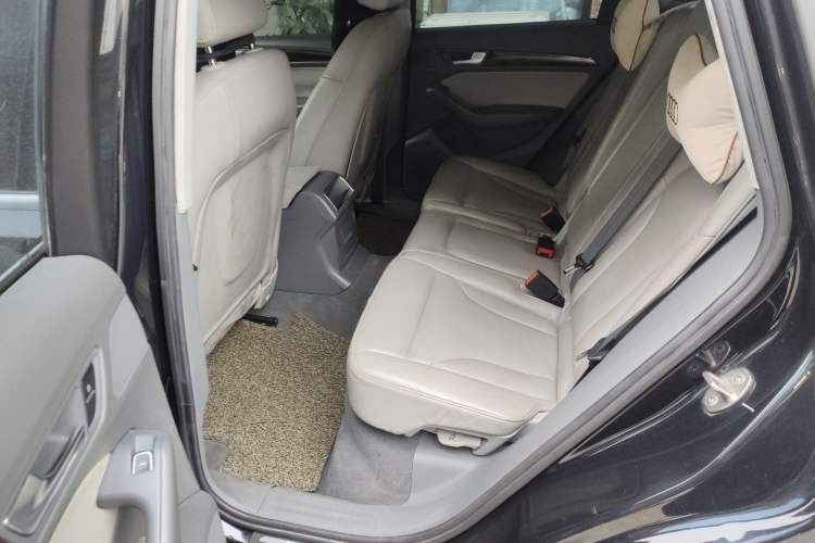 Used Audi Q5 2013 40 TFSI Ambition Left Rear Seat