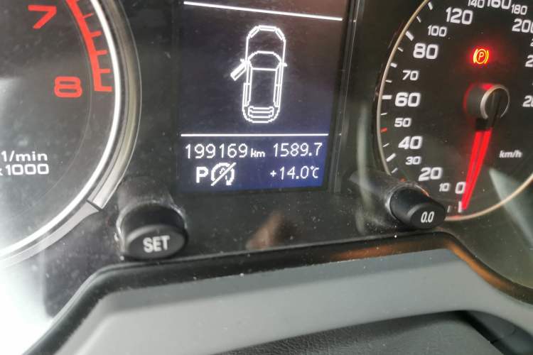 Used Audi Q5 2013 40 TFSI Ambition Odometer Close Up