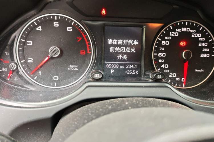 Used Audi Q5 2013 40 TFSI Ambition Odometer Close Up