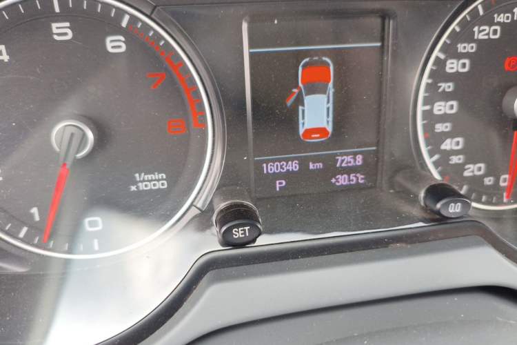 Used Audi Q5 2013 40 TFSI Comfort Edition Odometer Close Up