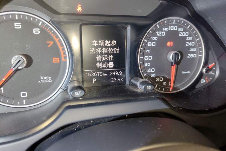 Used Audi Q5 2013 40 TFSI Technology Edition Odometer Close Up
