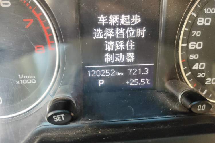 Used Audi Q5 2013 40 TFSI Technology Edition Odometer Close Up