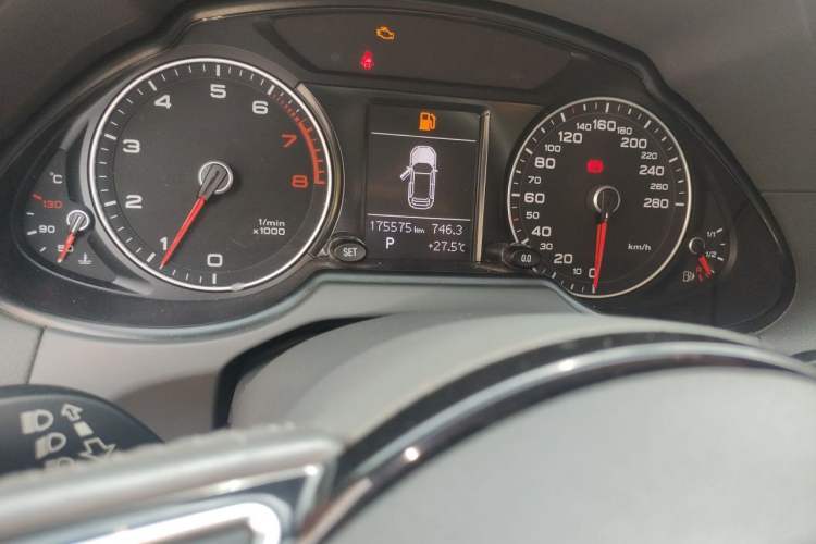 Used Audi Q5 2013 40 TFSI Technology Edition Odometer Close Up