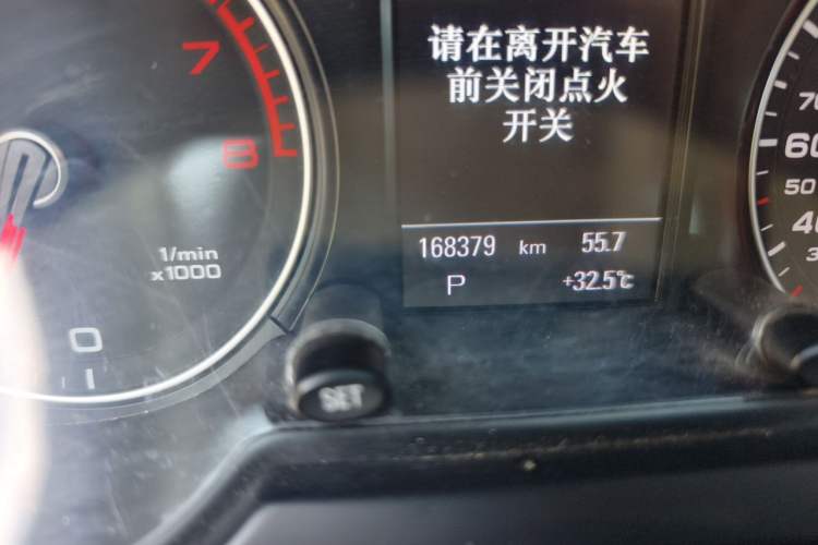 Used Audi Q5 2013 40 TFSI Comfort Edition Odometer Close Up