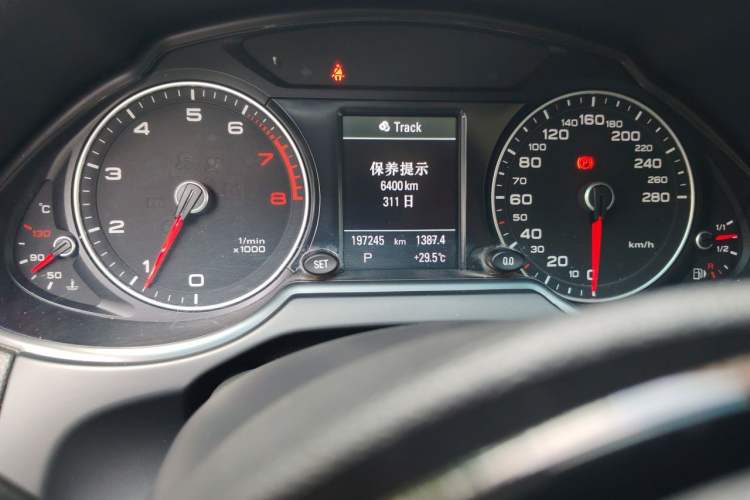 Used Audi Q5 2013 40 TFSI Comfort Edition Odometer Close Up