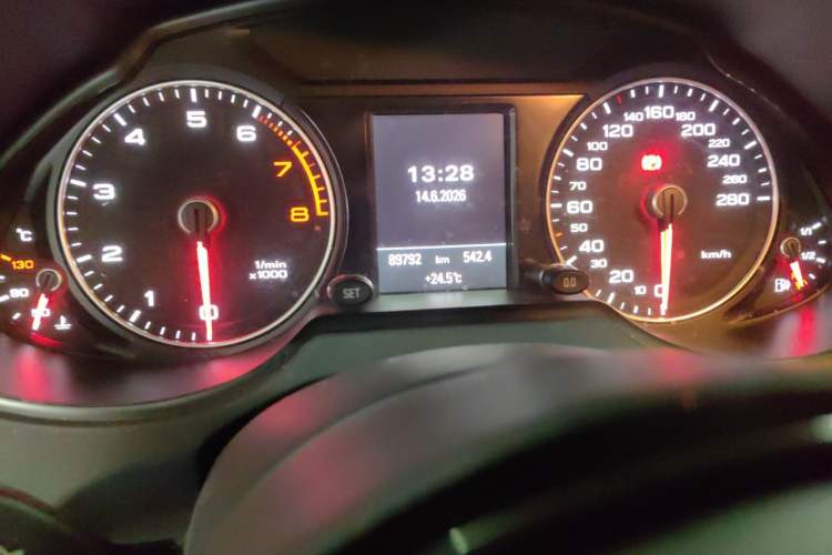 Used Audi Q5 2013 40 TFSI Comfort Edition Odometer Close Up