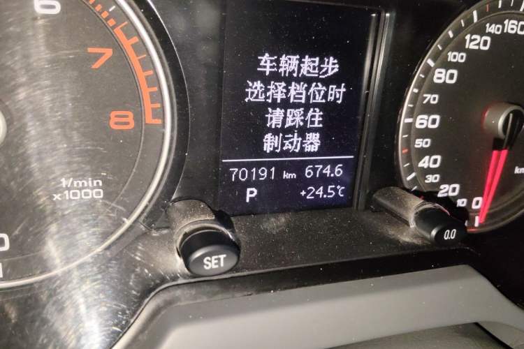 Used Audi Q5 2013 40 TFSI Ambition Odometer Close Up
