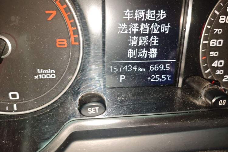 Used Audi Q5 2013 40 TFSI Ambition Odometer Close Up