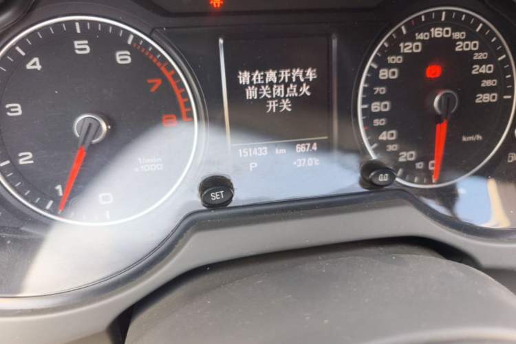 Used Audi Q5 2013 40 TFSI Comfort Edition Odometer Close Up