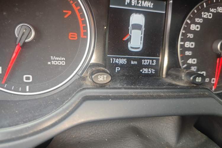 Used Audi Q5 2013 40 TFSI Comfort Edition Odometer Close Up