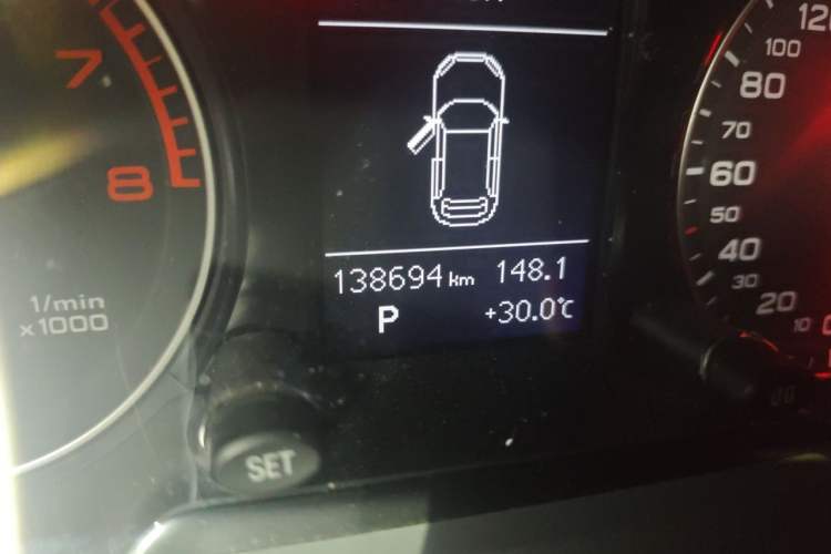 Used Audi Q5 2013 40 TFSI Technology Edition Odometer Close Up
